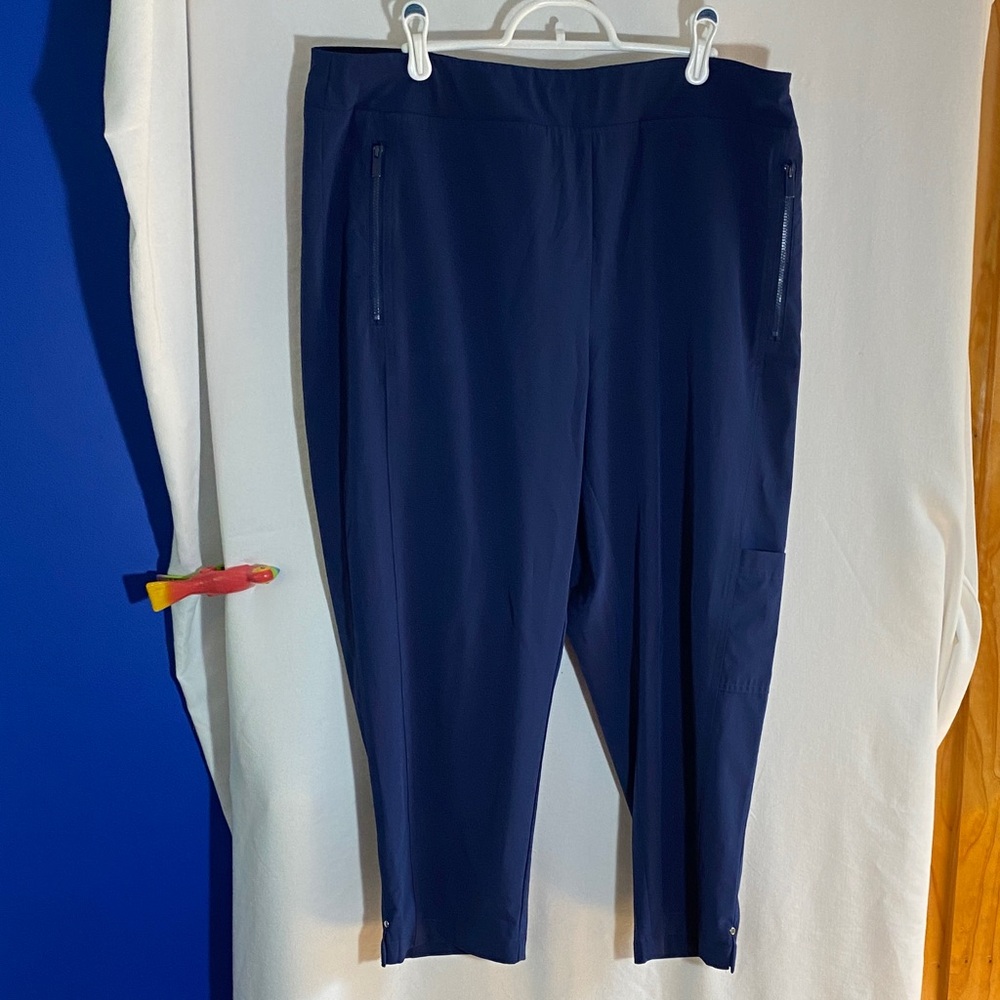 Chicos Zenergy size 3 (16) Women's Navy Neema Cargo Crop Pants